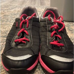 Black and pink vionic sneakers